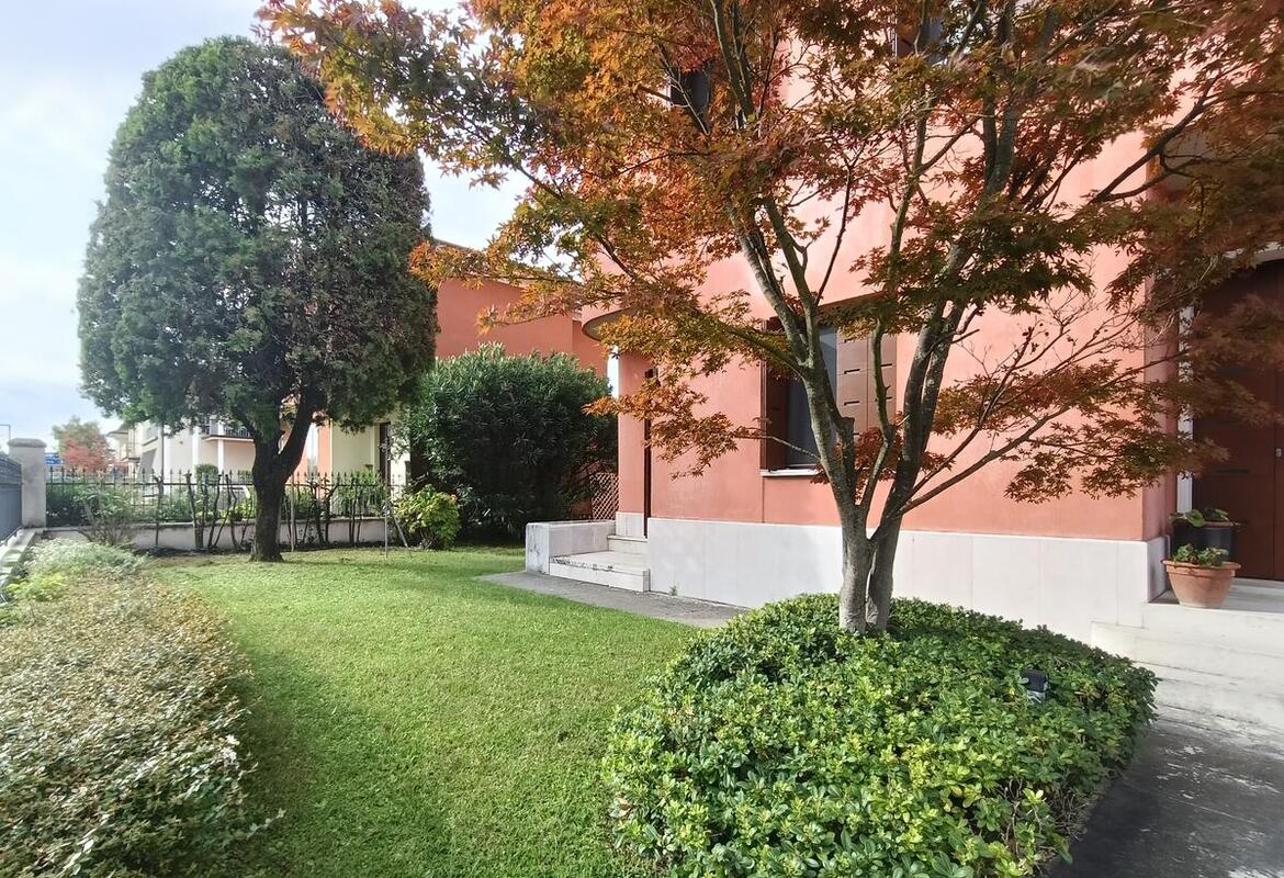 VILLA SINGOLA CON AMPIO PARCO