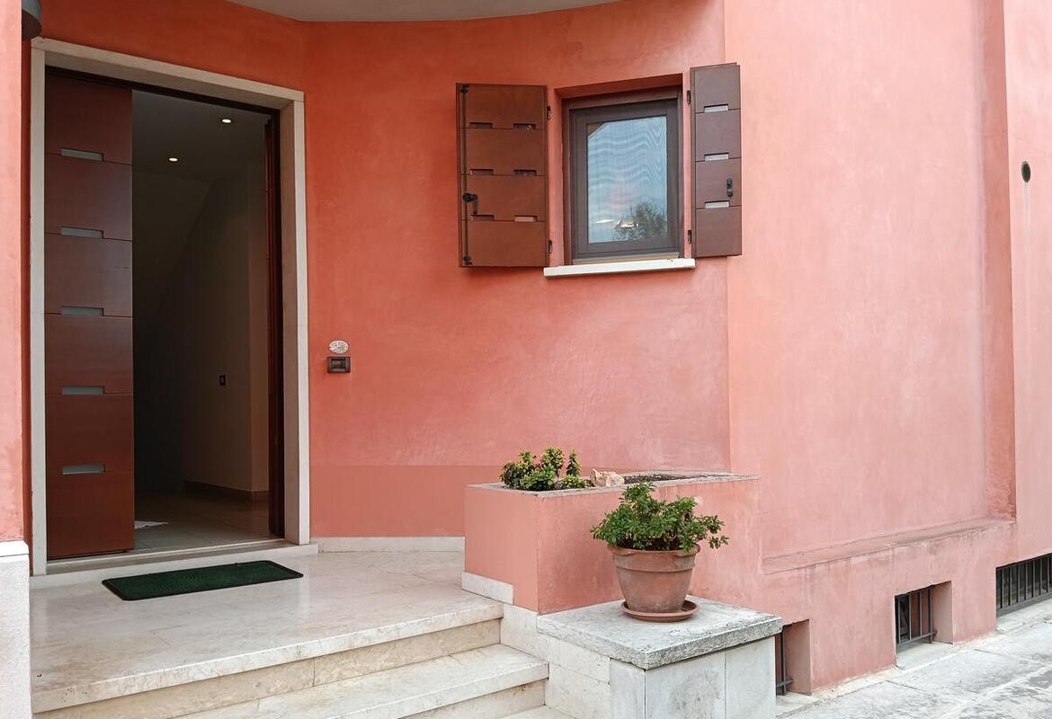 VILLA SINGOLA CON AMPIO PARCO