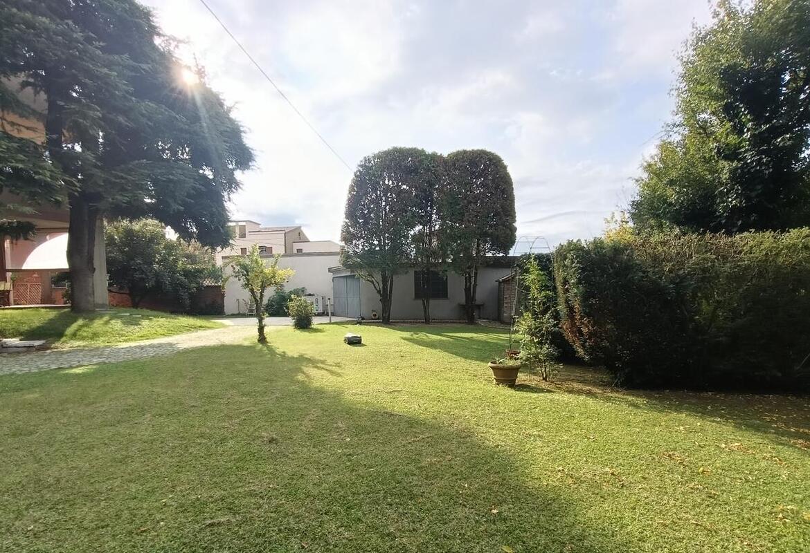 VILLA SINGOLA CON AMPIO PARCO