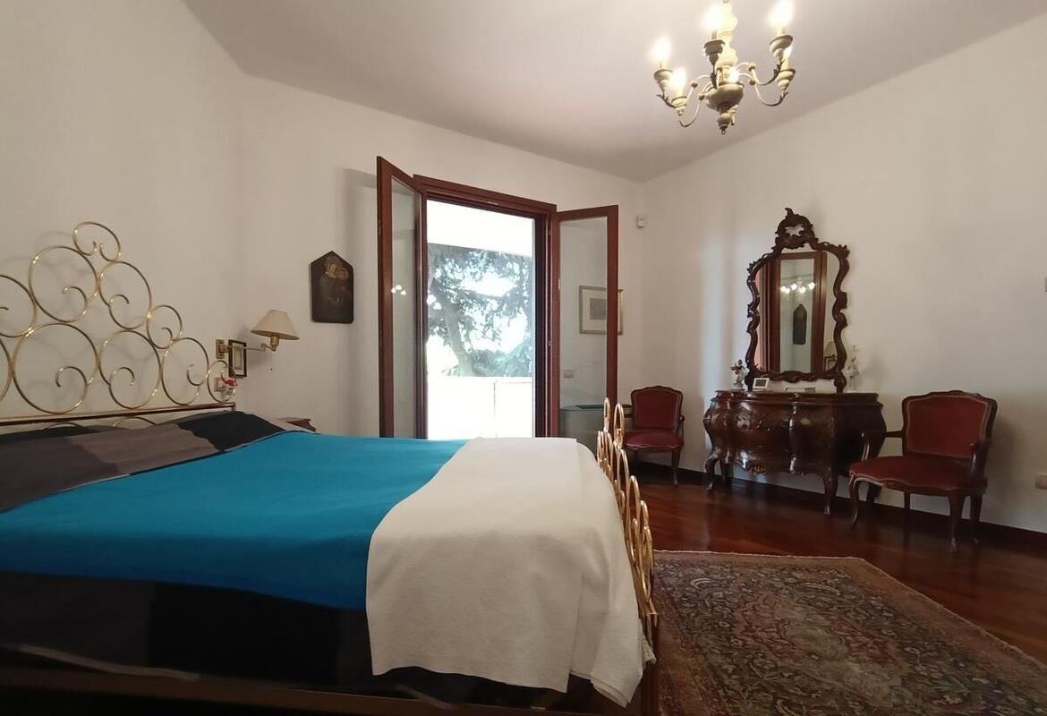 VILLA SINGOLA CON AMPIO PARCO