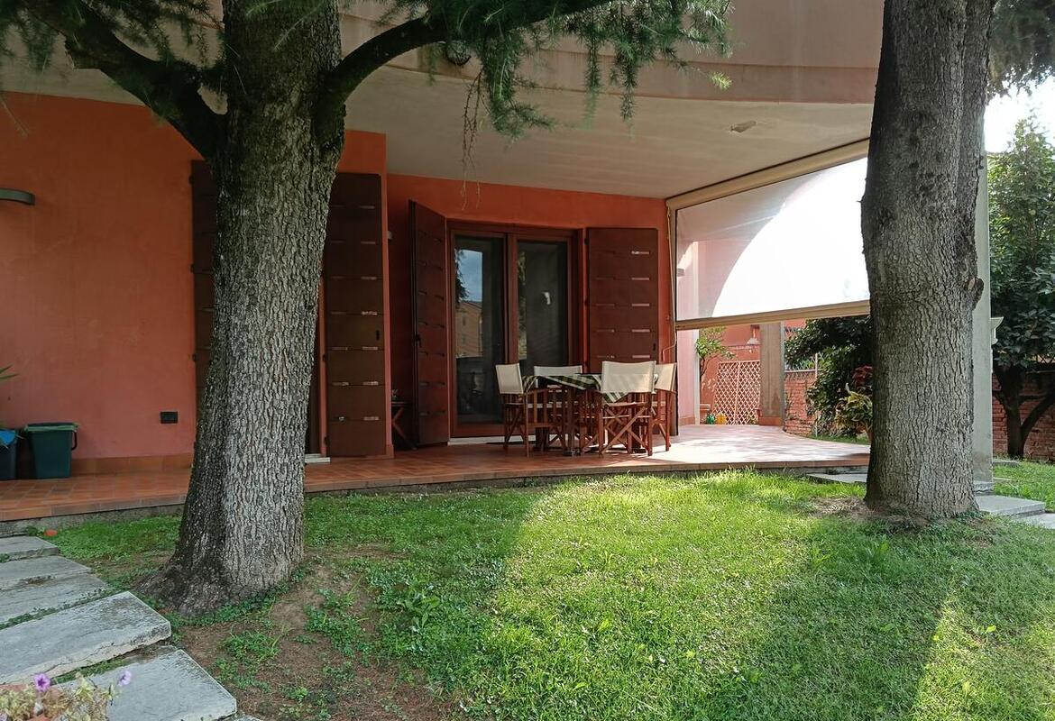 VILLA SINGOLA CON AMPIO PARCO