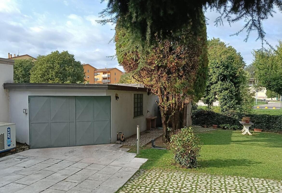 VILLA SINGOLA CON AMPIO PARCO