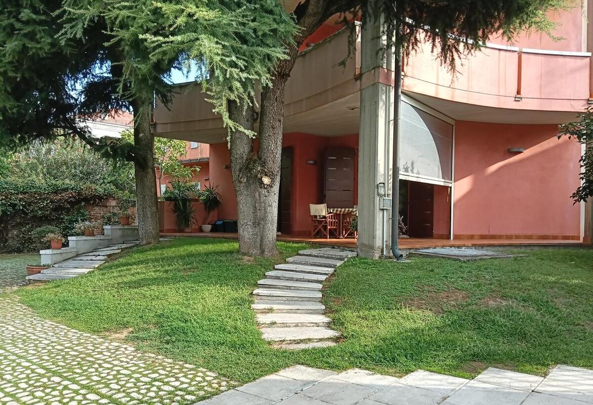VILLA SINGOLA CON AMPIO PARCO