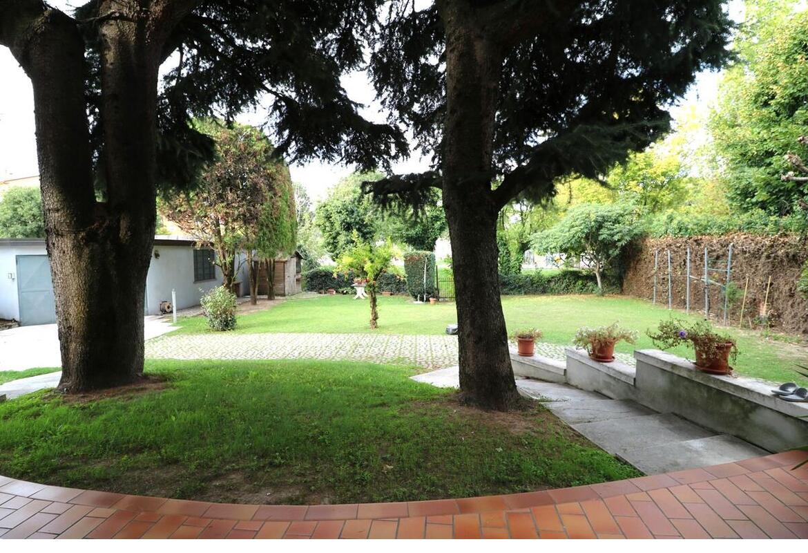 VILLA SINGOLA CON AMPIO PARCO
