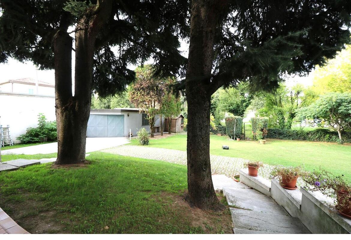 VILLA SINGOLA CON AMPIO PARCO