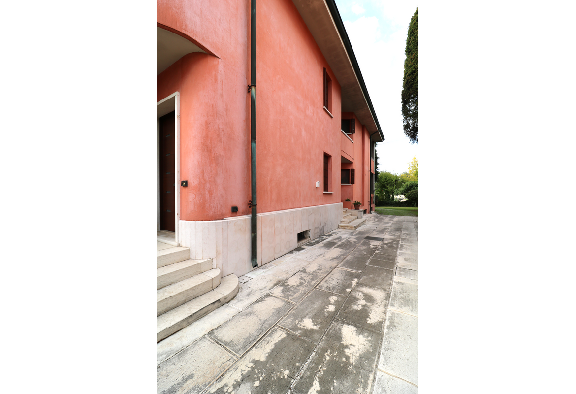 VILLA SINGOLA CON AMPIO PARCO