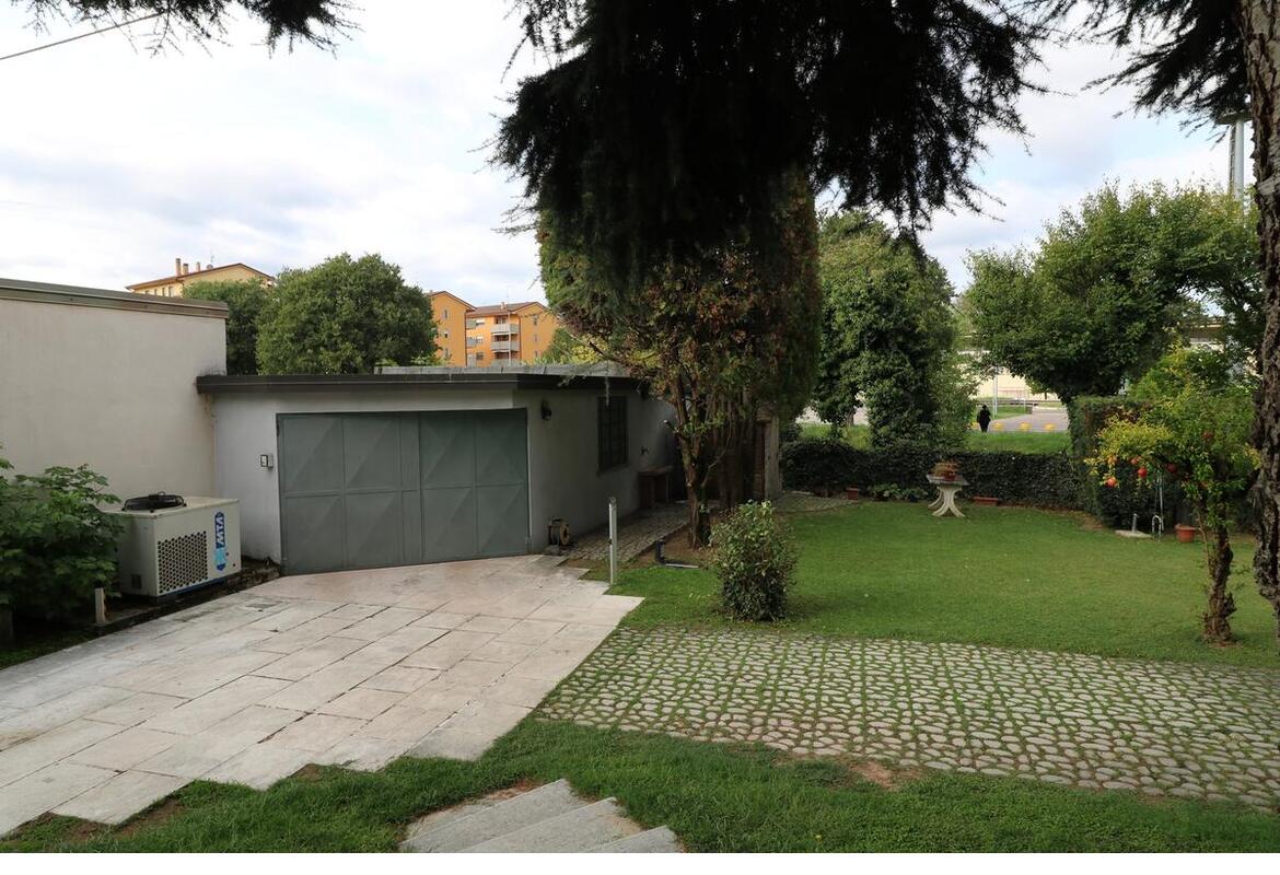 VILLA SINGOLA CON AMPIO PARCO