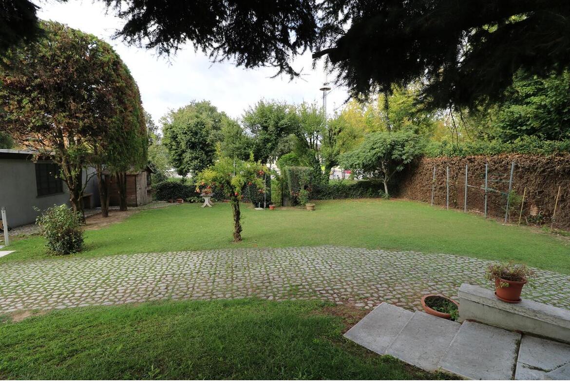 VILLA SINGOLA CON AMPIO PARCO
