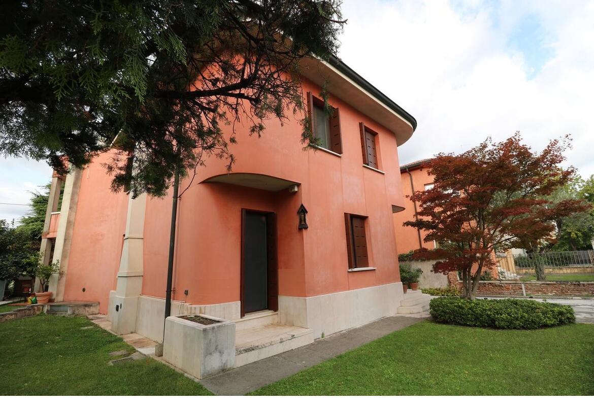 VILLA SINGOLA CON AMPIO PARCO