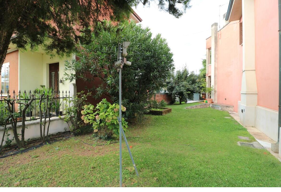 VILLA SINGOLA CON AMPIO PARCO