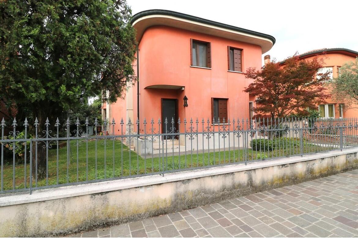 VILLA SINGOLA CON AMPIO PARCO