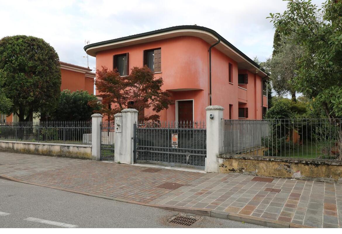 VILLA SINGOLA CON AMPIO PARCO