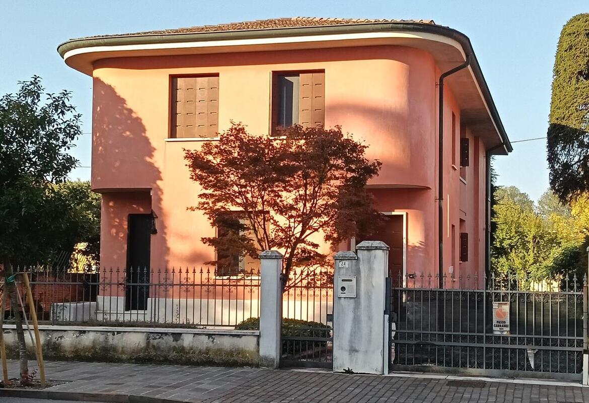 VILLA SINGOLA CON AMPIO PARCO
