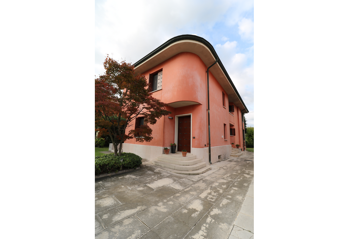 VILLA SINGOLA CON AMPIO PARCO