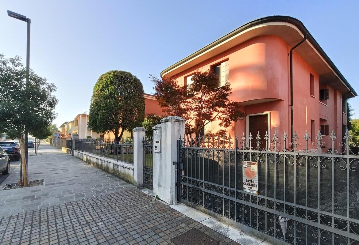 VILLA SINGOLA CON AMPIO PARCO