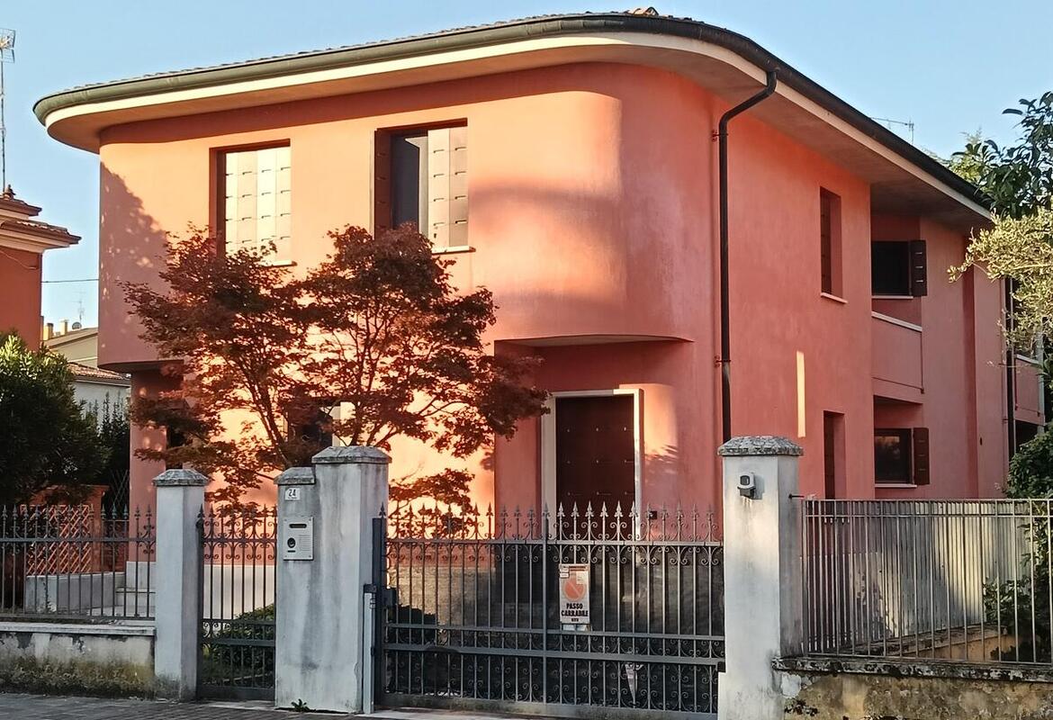 VILLA SINGOLA CON AMPIO PARCO