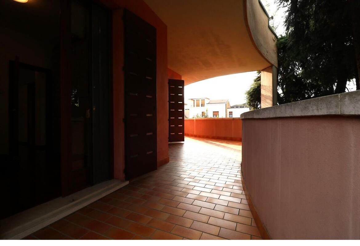 VILLA SINGOLA CON AMPIO PARCO