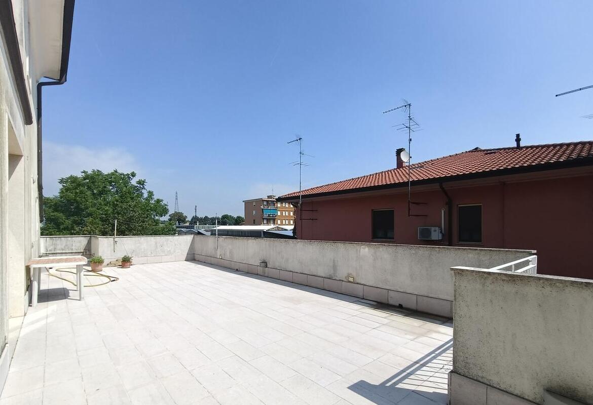 AMPIO BILOCALE CON TERRAZZA E GARAGE