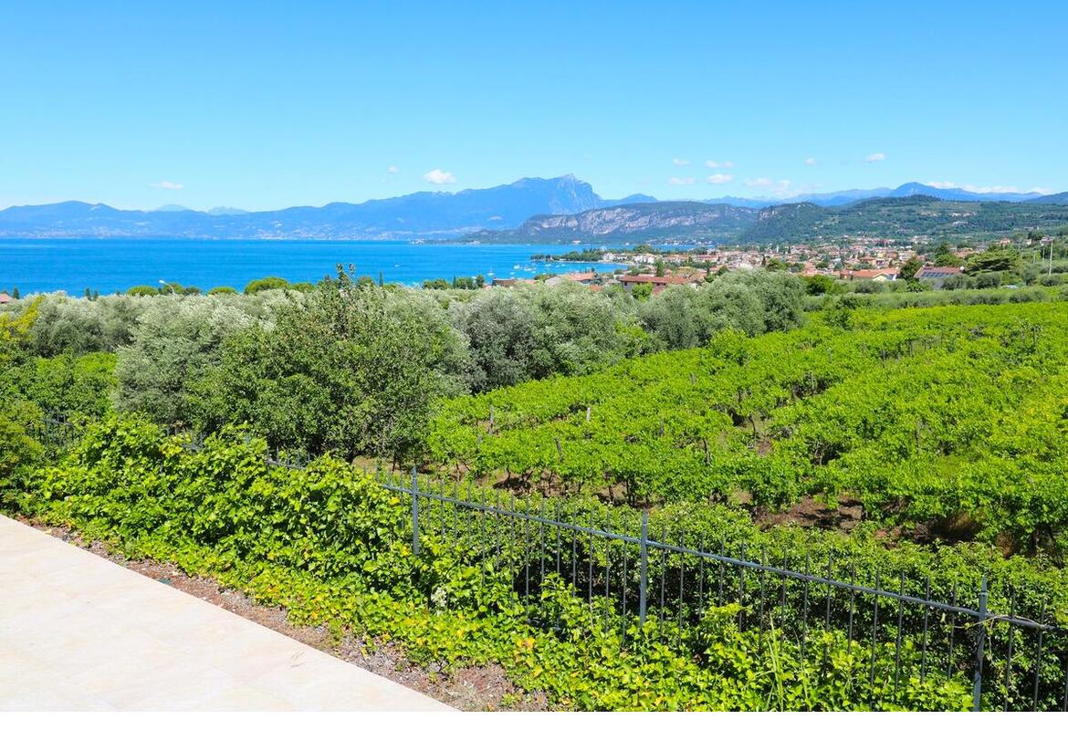 PORZIONE DI CASA CON MERAVIGLIOSA VISTA PANORAMICA SUL LAGO
