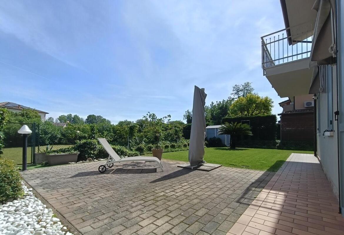 PORZIONE DI BIFAMILIARE ANGOLARE CON GARAGE E GIARDINO