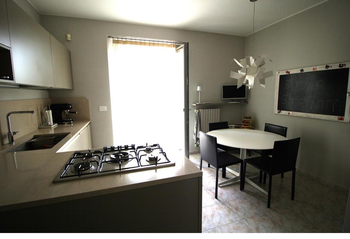 PORZIONE DI BIFAMILIARE ANGOLARE CON GARAGE E GIARDINO